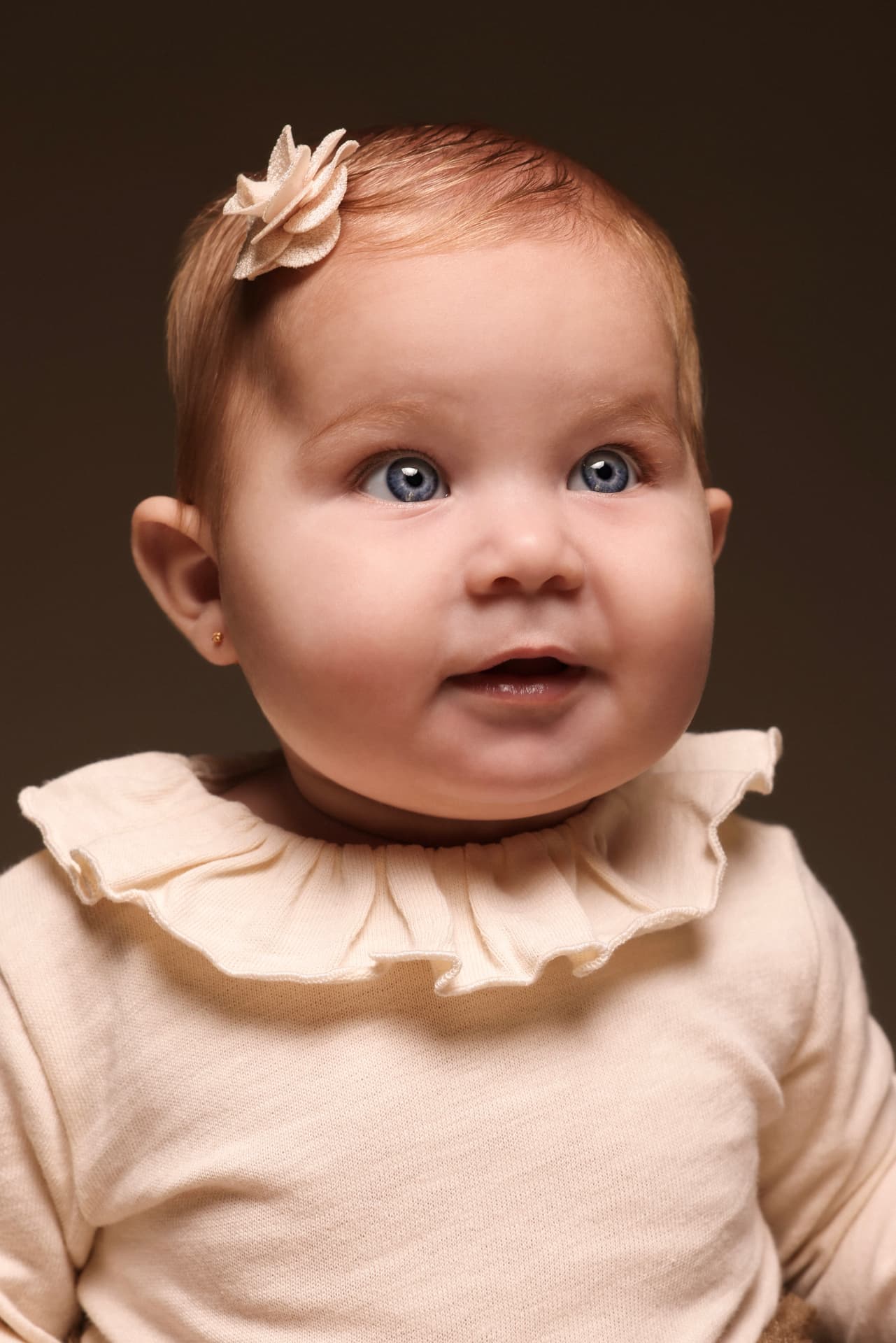 Portret van een baby met een bloemetje in het haar