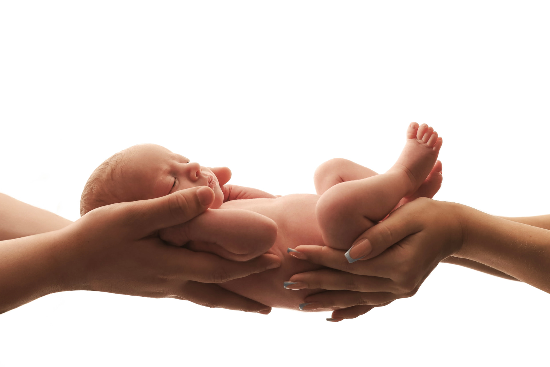 Pasgeboren baby veilig gedragen in de handen van de ouders